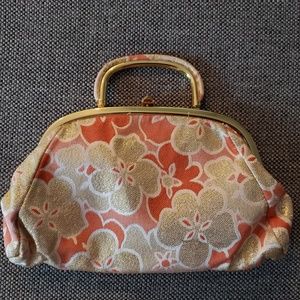 Flower pattern clutch